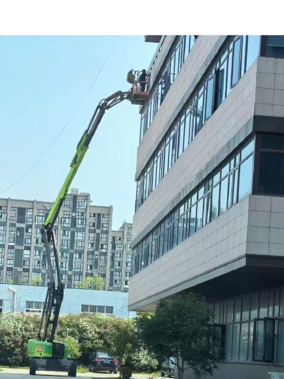 高效安全，靈活便捷——上海昭晨機械設備租賃在嘉定區(qū)的16米曲臂車租賃與弱電安裝服務解析